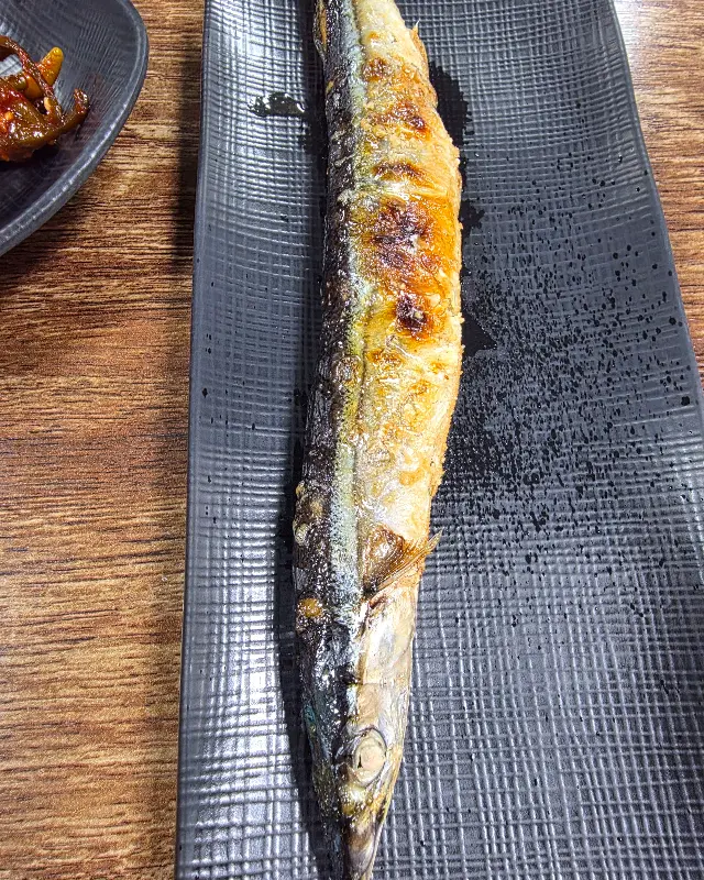 구워진 꽁치 사진