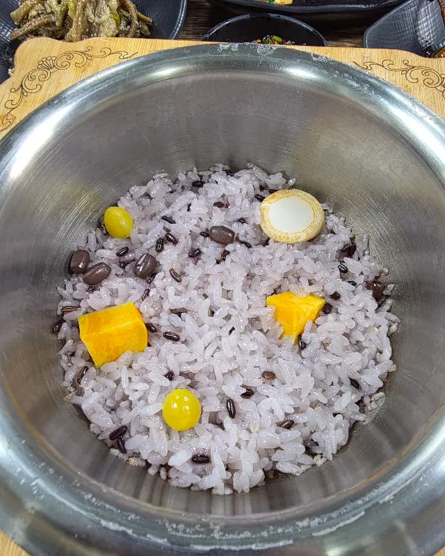돌솥밥 안의 밥 사진