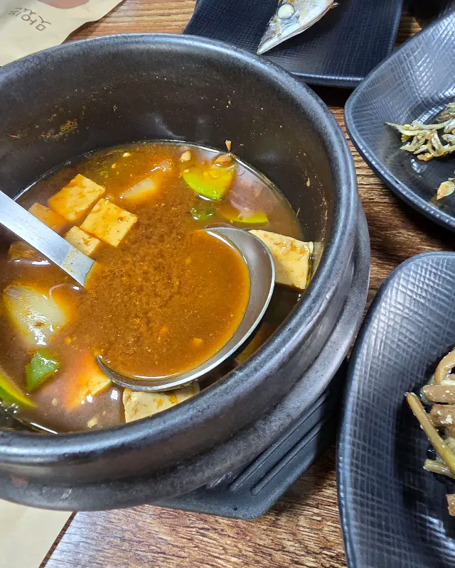 뚝배기에 담긴 된장찌개 사진