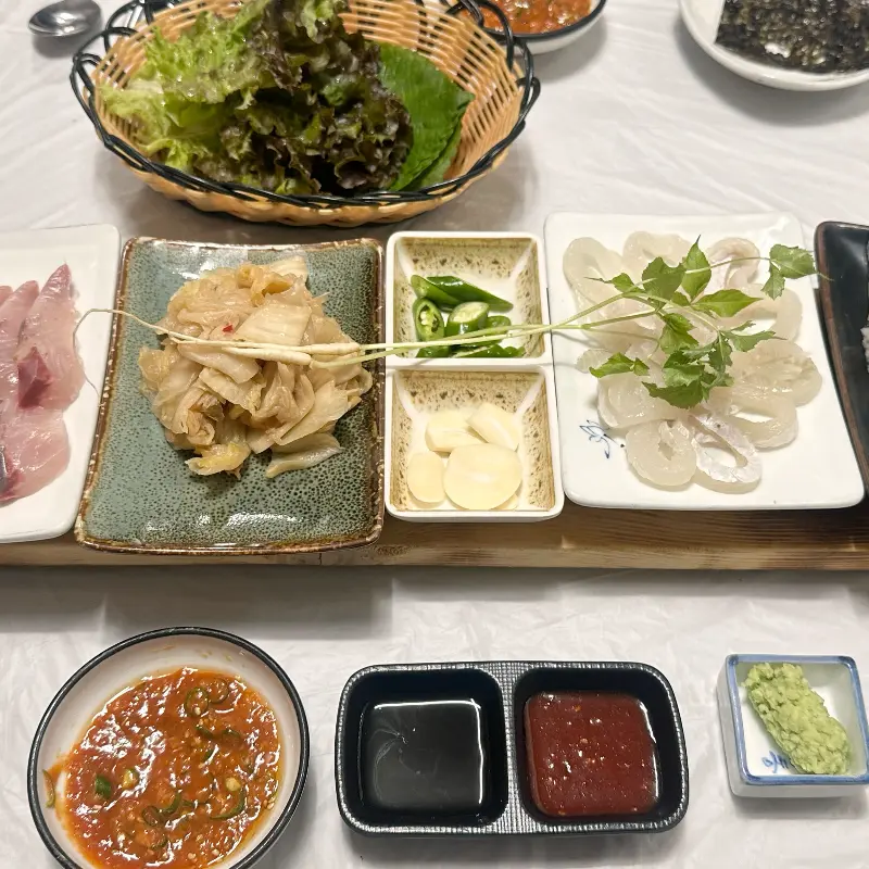 다채로운 곁들임 메뉴 한 상 차림