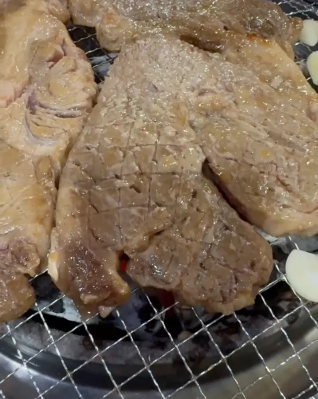 숯불 위에서 익어가는 갈비살