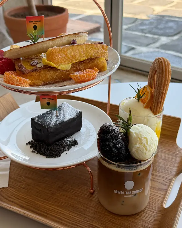 3단 트레이 디저트 근접 촬영