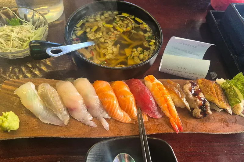 초밥과 함께 제공되는 따뜻한 미니 우동