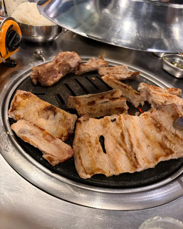 숯불 위에서 구워지는 생갈비