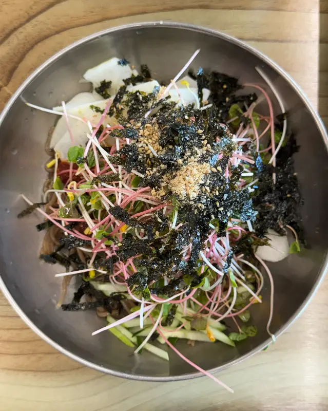 비빔 막국수의 비주얼