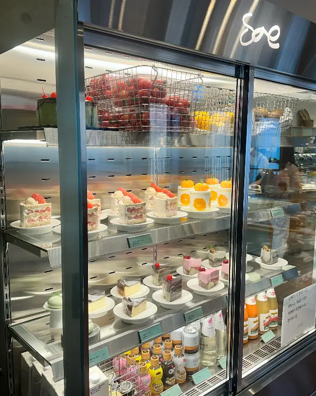 다양한 케이크가 진열된 쇼케이스