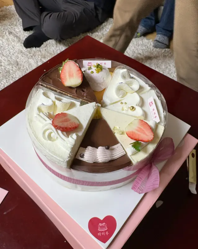 조각 케이크로 구성된 홀케이크