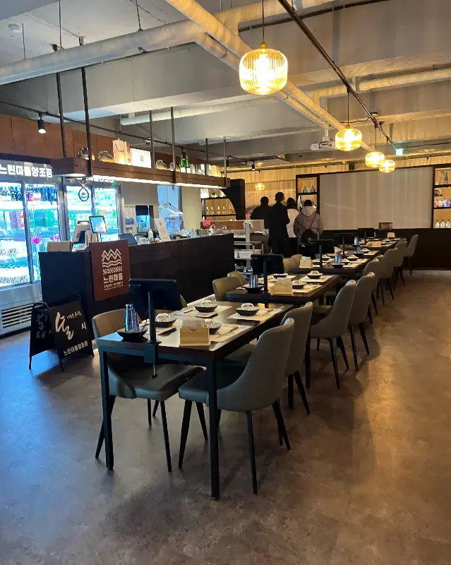 넓고 깔끔한 내부