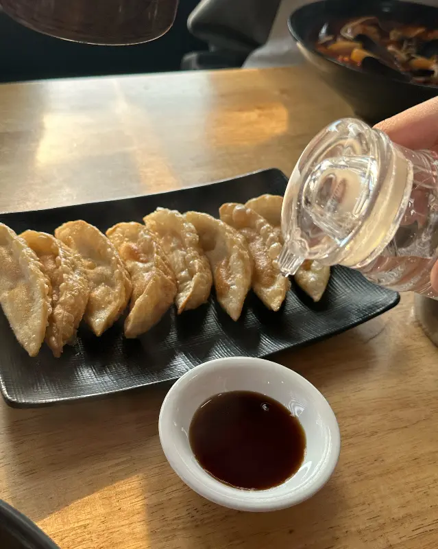 군만두에 간장 식초를 뿌리는 모습