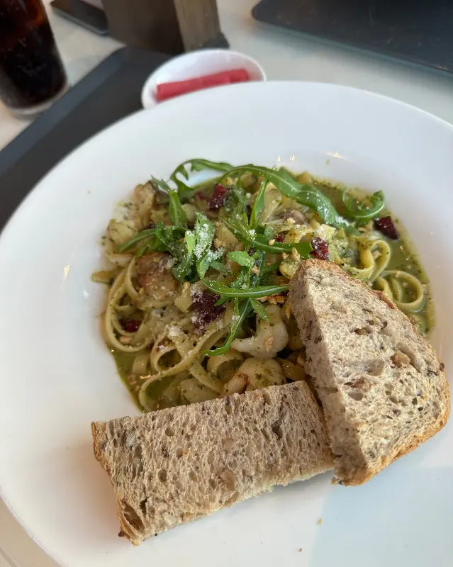 육즙 가득한 수제 더블 치즈버거의 위엄