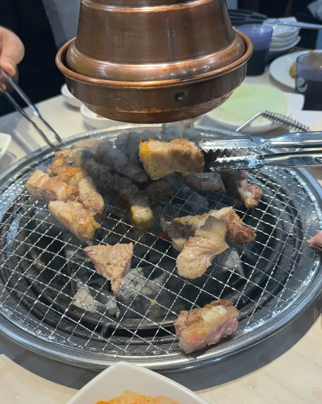 숯불 위에서 맛있게 구워지고 있는 삼겹살