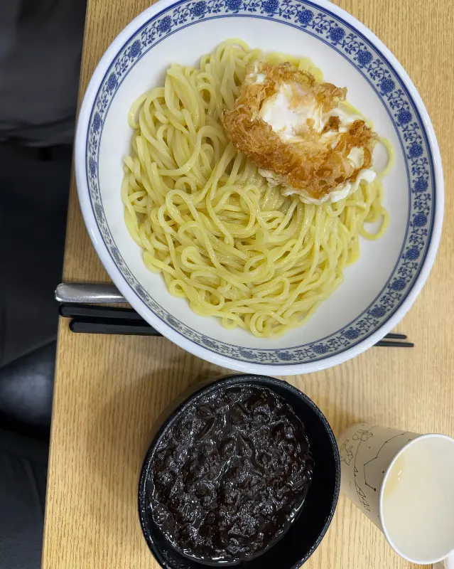 계란 후라이가 올라간 짜장면