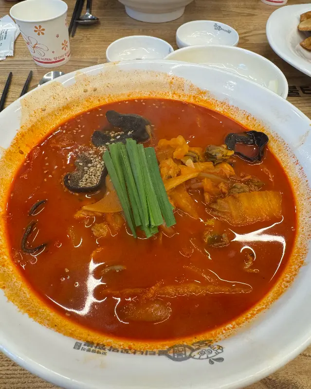 면 위에 올려진 꼬막과 야채