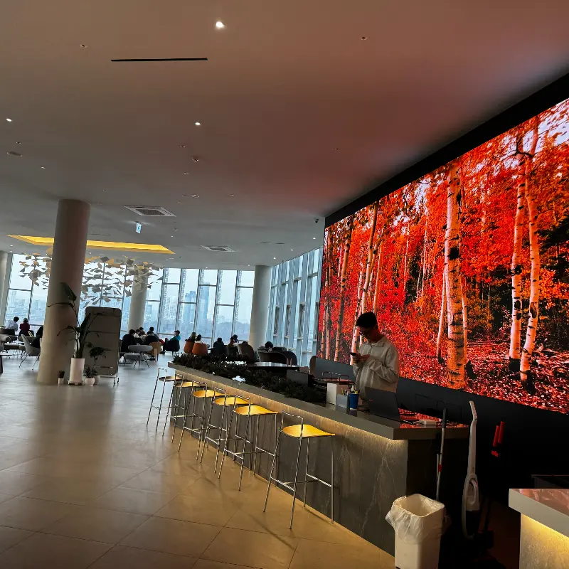 AIRPORT327의 넓은 내부