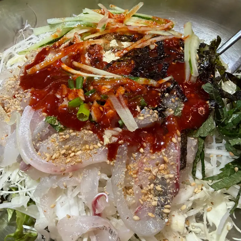 새콤달콤 회덮밥