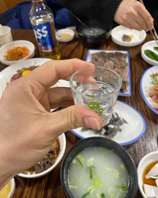 소주잔을 들고 있는 모습, 뭉티기와 함께 즐기는 소주는 꿀맛이다.
