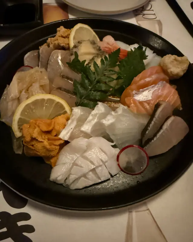 신선한 해산물이 가득 담긴 모듬회 사진