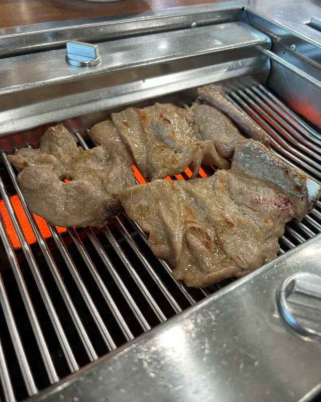 돼지갈비 굽는 모습