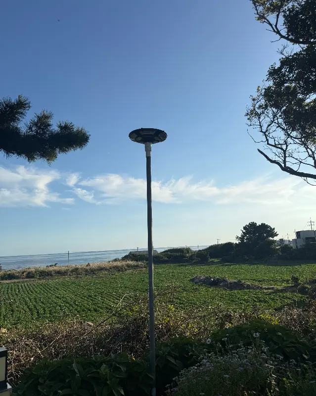 카페 외부에서 바라본 바다와 하늘