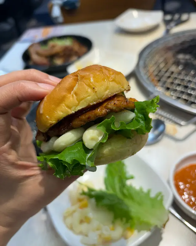 샐러드바에서 가져온 다양한 음식들