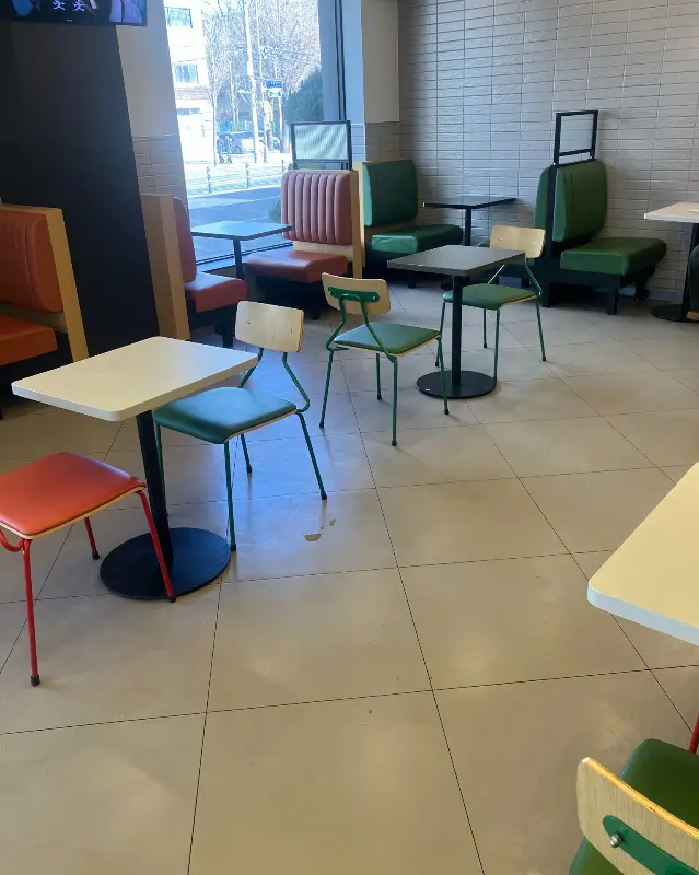 버거킹 내부 알록달록한 의자