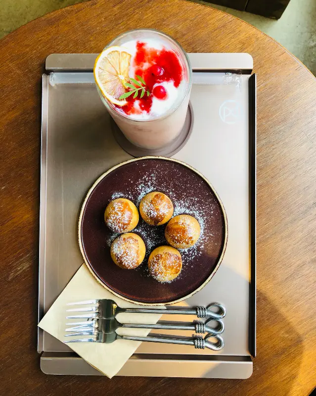 예쁜 디저트와 음료