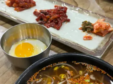 따뜻한 국밥 한 그릇, 추억과 함께하는 손창 현대옥 송하점에서 맛보는 완주군의 맛집