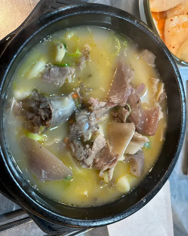 깔끔한 뚝배기에 담겨 나오는 순대국