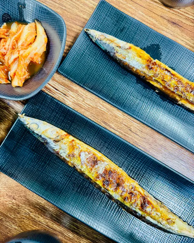 윤기가 흐르는 꽁치구이