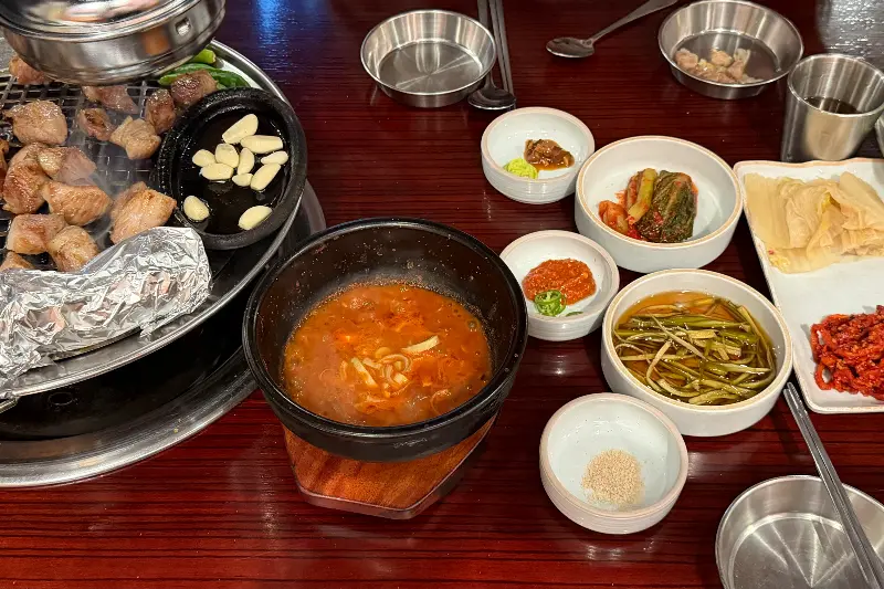 다양한 밑반찬이 차려진 테이블