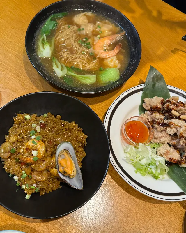 씨푸드 볶음밥과 완탕면