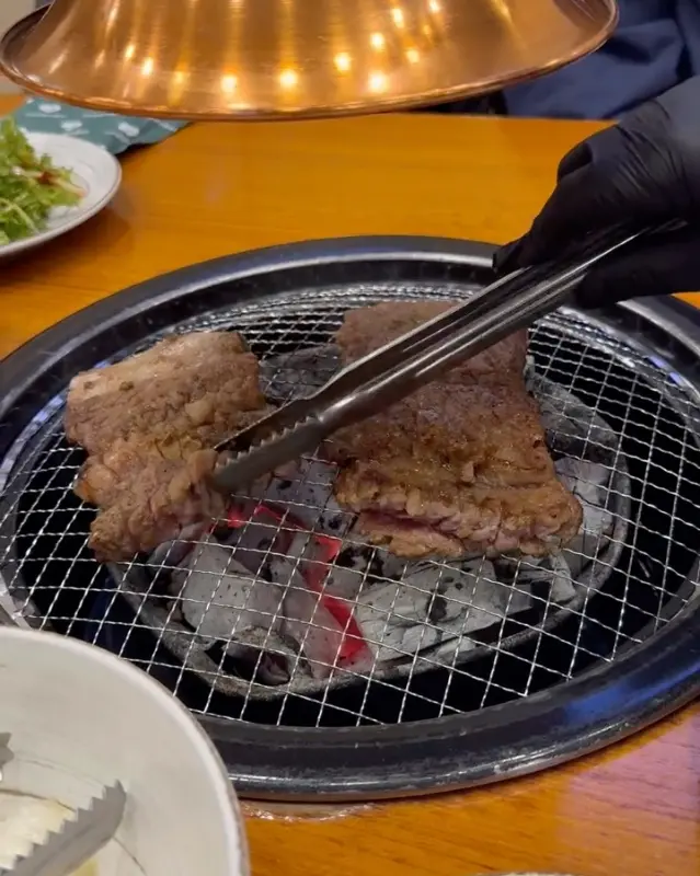 숯불 위에서 구워지는 양념 소갈비