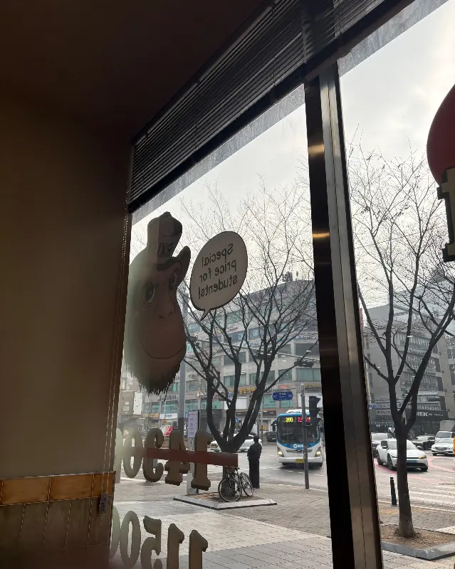 매장 외부에서 바라본 풍경