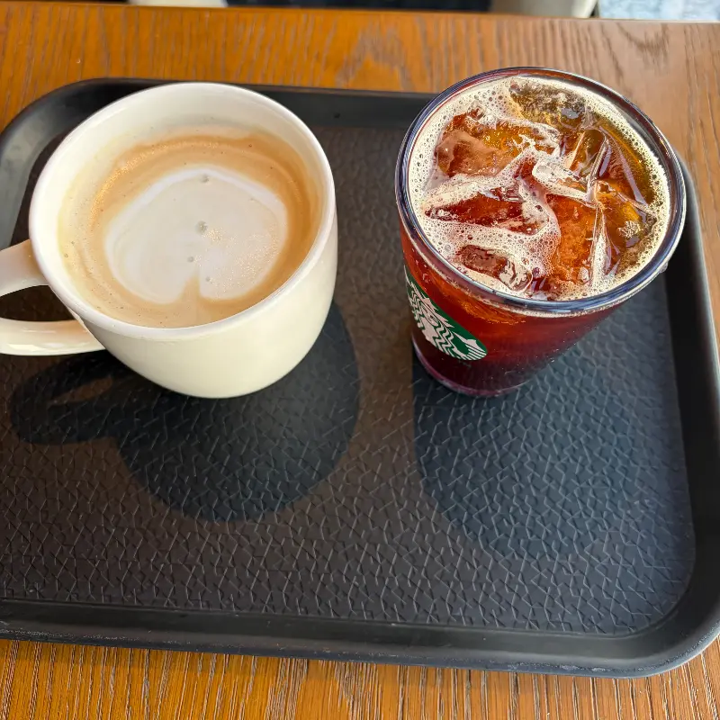 라떼와 아메리카노가 함께 놓여있는 모습