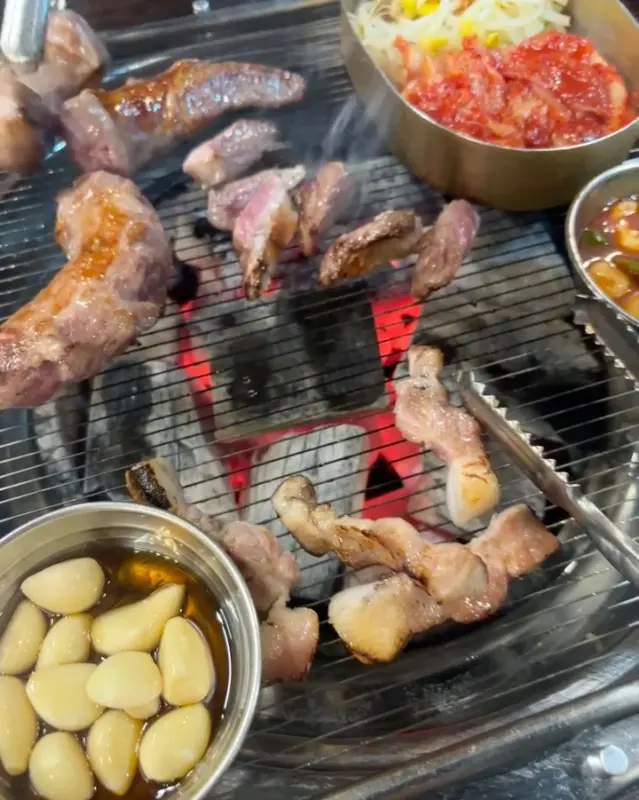 숯불 위에서 익어가는 고기