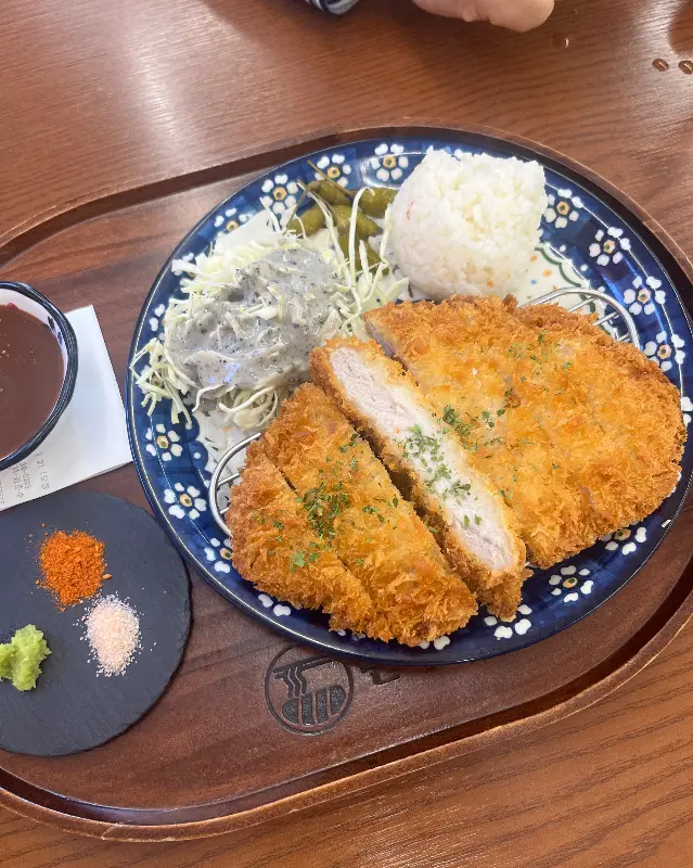 깔끔한 돈까스 한 상