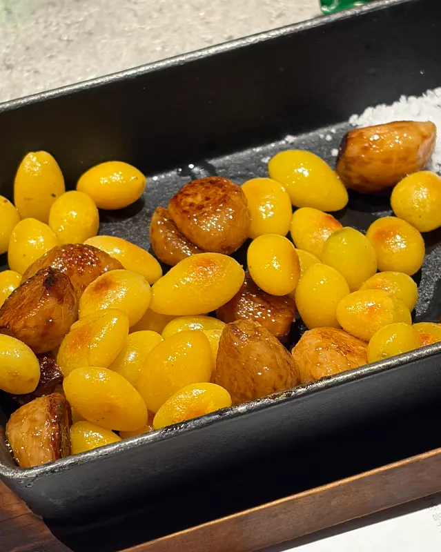 기본 안주로 제공된 따뜻한 은행 볶음