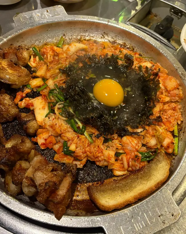 계란이 올라간 볶음밥