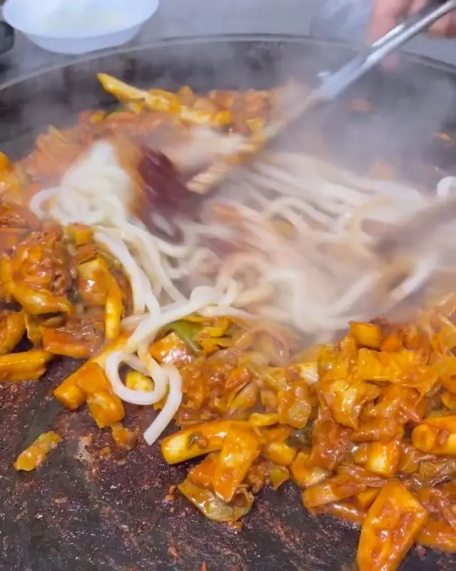 닭갈비 볶는 모습