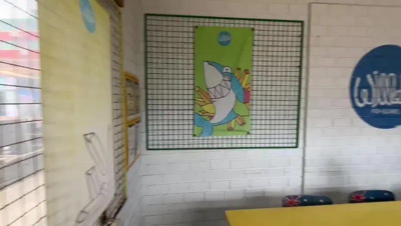 재미있는 그림이 걸려있는 벽면