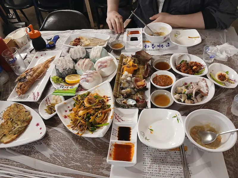 테이블 가득한 해산물 요리