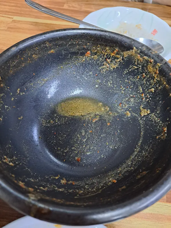 싹 비운 추어탕 그릇