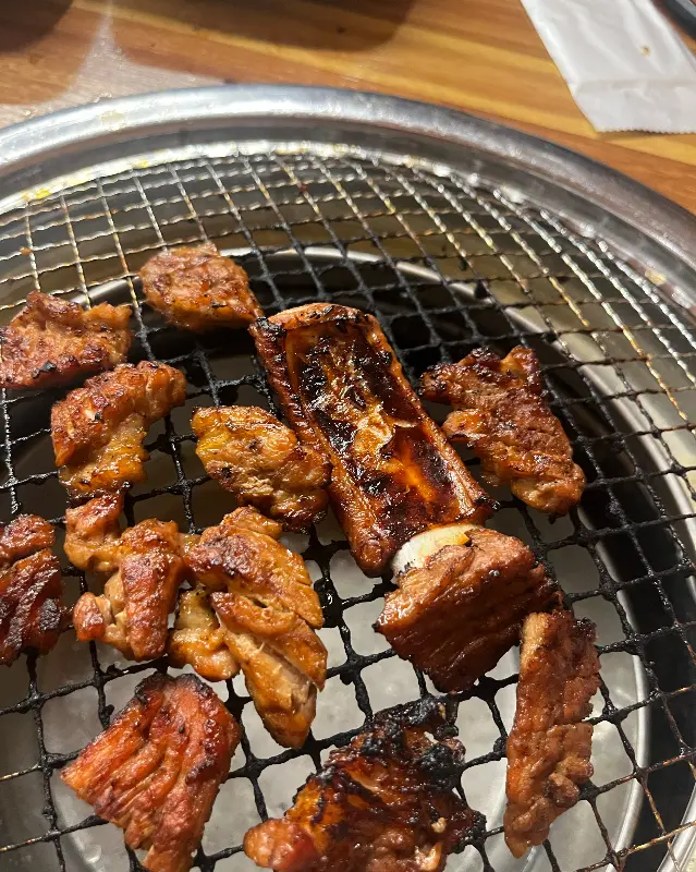 숯불 위에서 맛있게 익어가는 돼지갈비