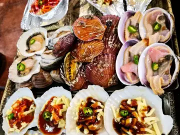 신촌 데이트는 여기서 끝! 가성비 끝판왕 청춘대로 조개구이에서 맛있는 추억 만들기