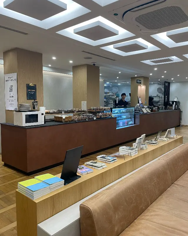 맛있는 빵과 음료