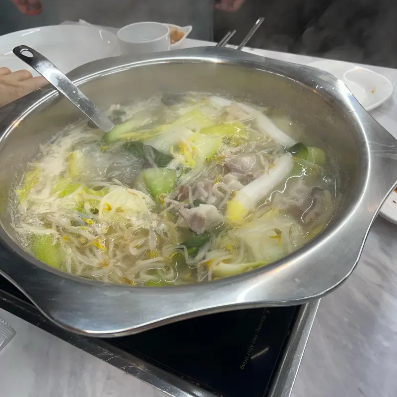 보글보글 끓고 있는 훠궈