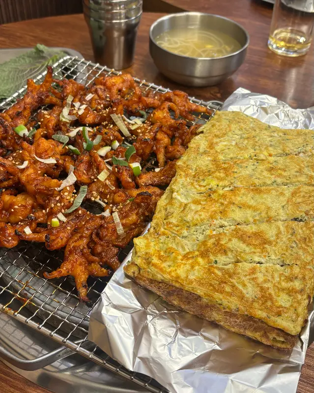 숯불닭발과 계란말이 한 상 차림