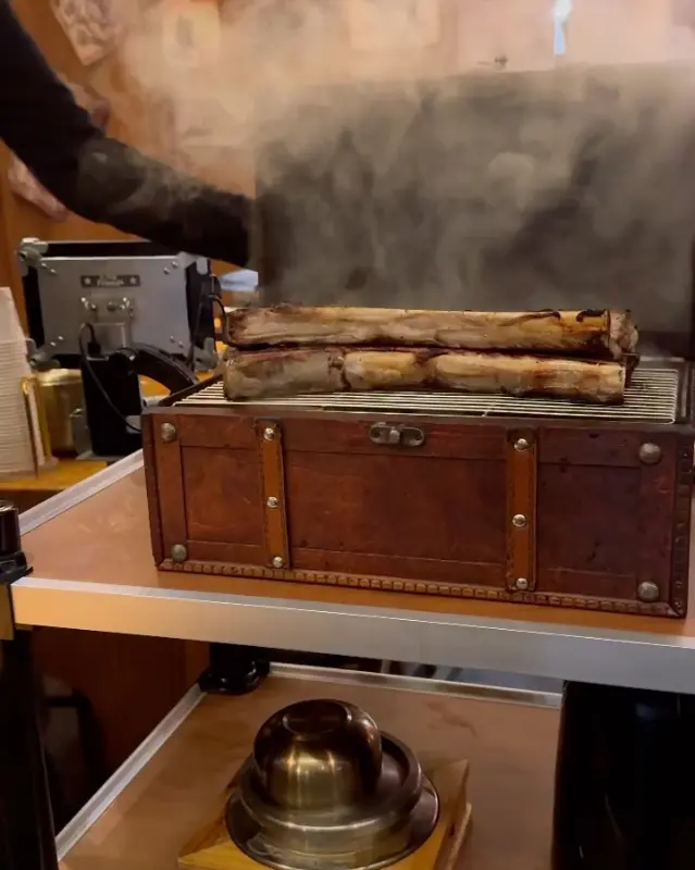 짚불 훈연으로 풍미를 더한 우대갈비