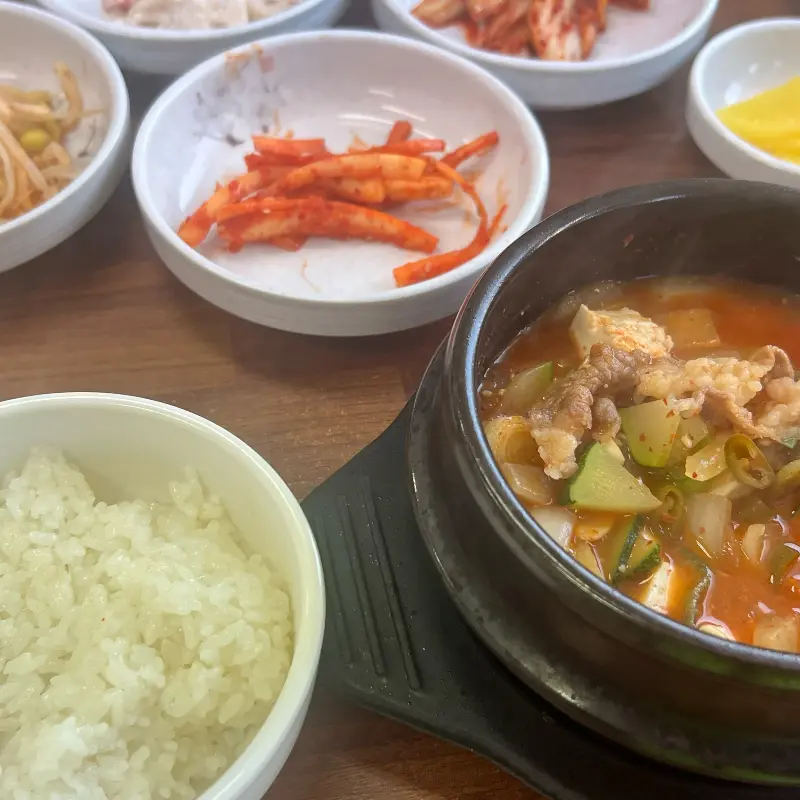 정갈하게 차려진 밑반찬과 순두부찌개, 솥밥