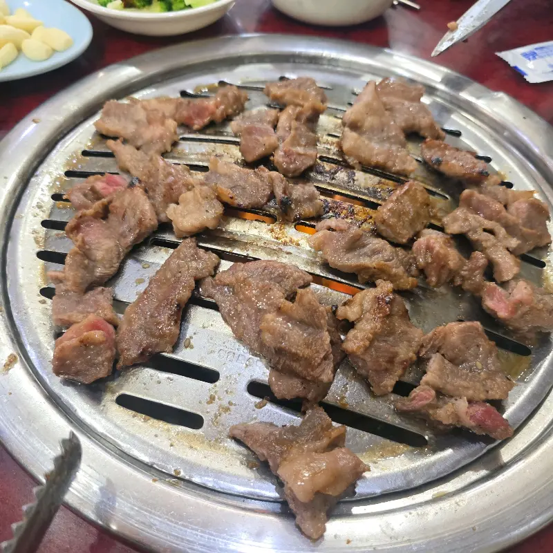 숯불 위에서 구워지는 갈비살